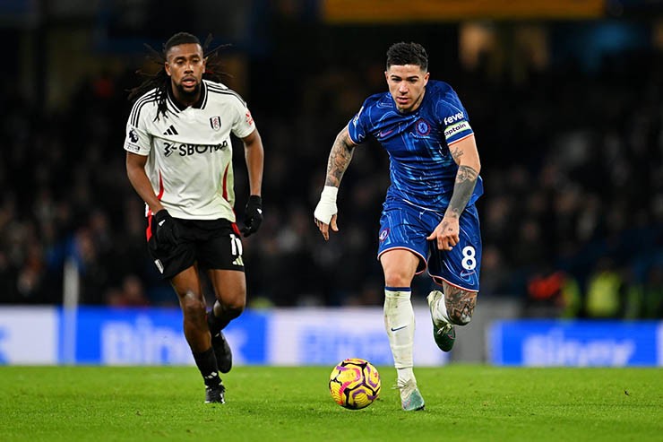 Chelsea (áo xanh) sẽ tạm leo lên ngôi đầu nếu đánh bại Fulham