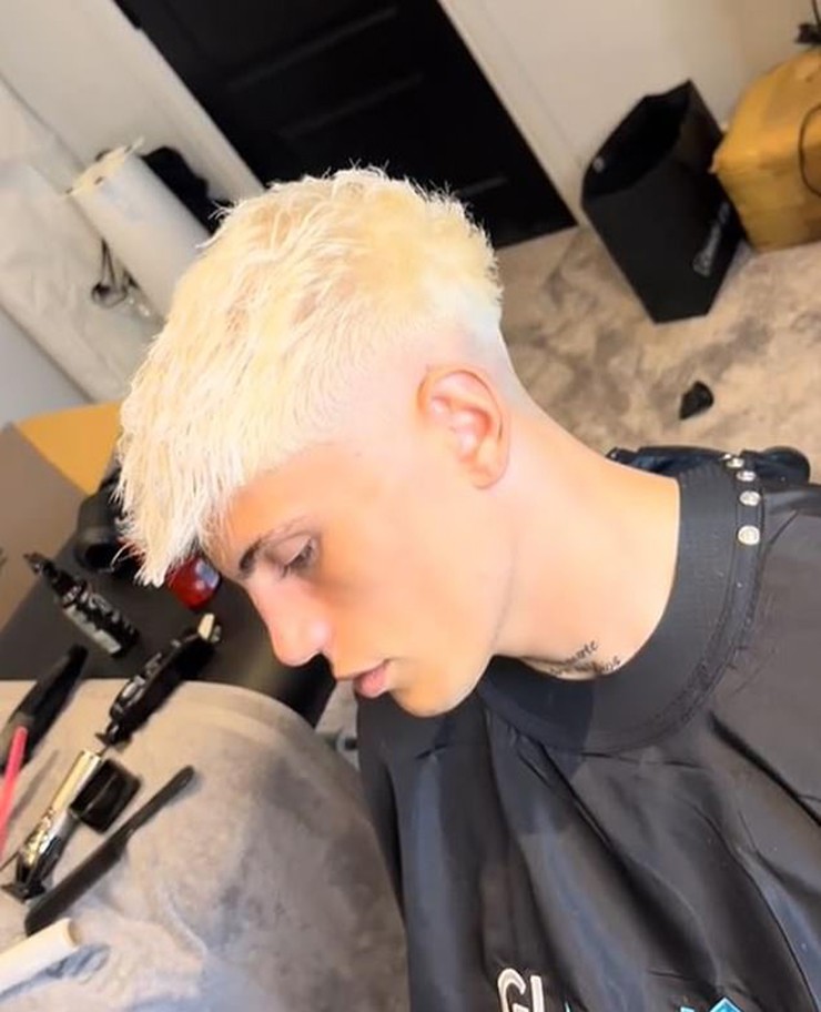 Mái tóc vàng nổi bật của Garnacho gây chú ý