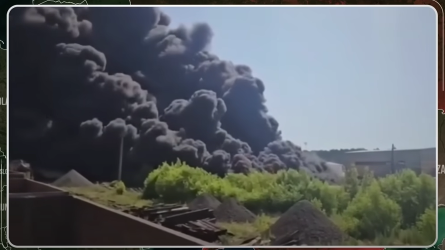 Cột khói đen lan tỏa ở nhà máy Elastic sau cuộc tập kích của Ukraine. Ảnh: Euromaidan Press.