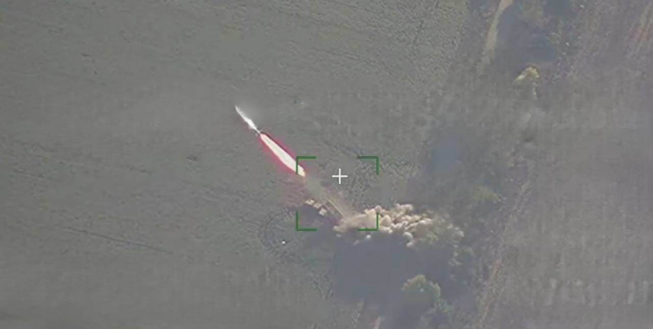 Hệ thống Neptune của Ukraine phóng tên lửa trước khi bị tên lửa Iskander gây hư hại. Ảnh chụp màn hình video.