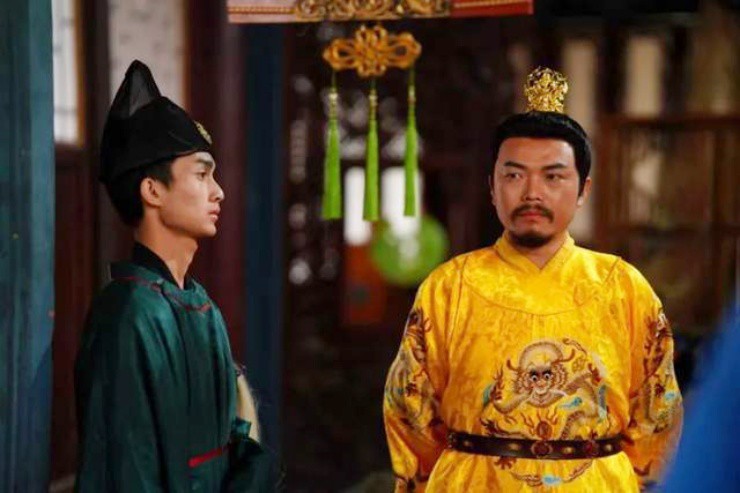 Diễn viên Wu Wei Bin (phải) khi vào vai "người cha quyền quý" trong một phim ngắn