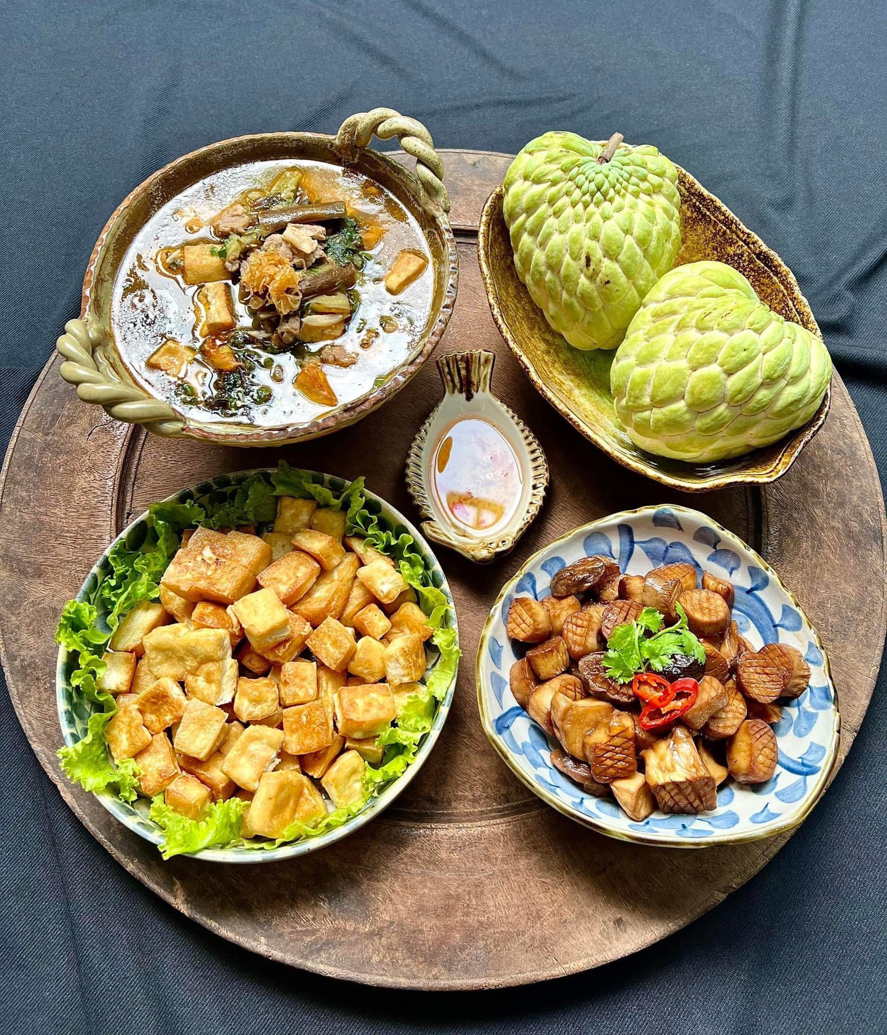 Canh cà bung - Đậu rán - Nấm đùi gà kho tương
