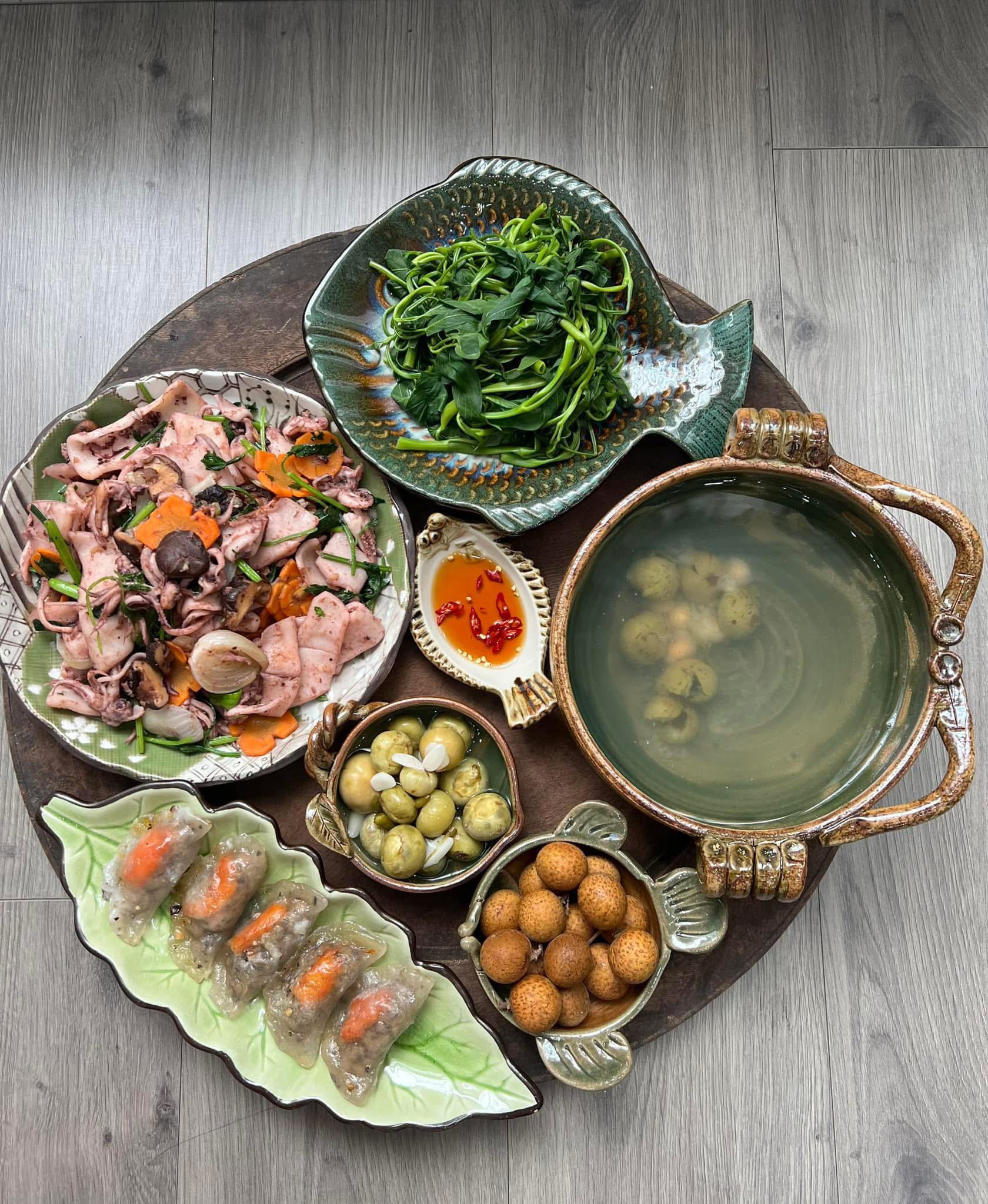 Mực xào cần tỏi - Rau muống luộc - Bánh bột lọc&nbsp;