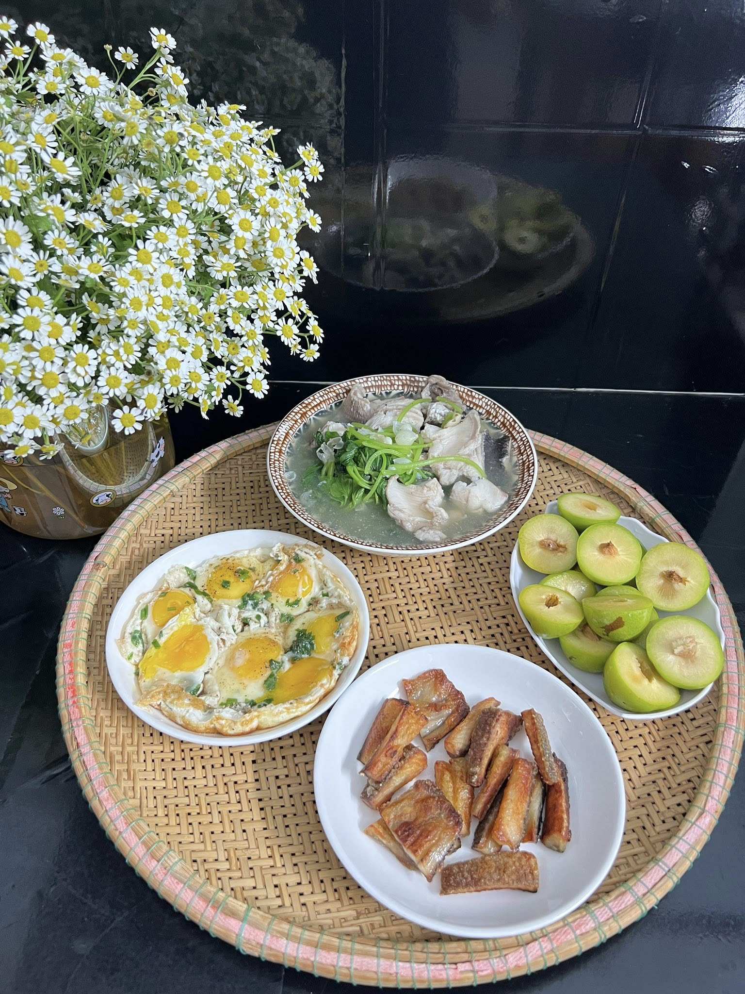 Khô cá lóc chiên - Trứng rim mắm đường - Canh rau lang cá lóc - Mận