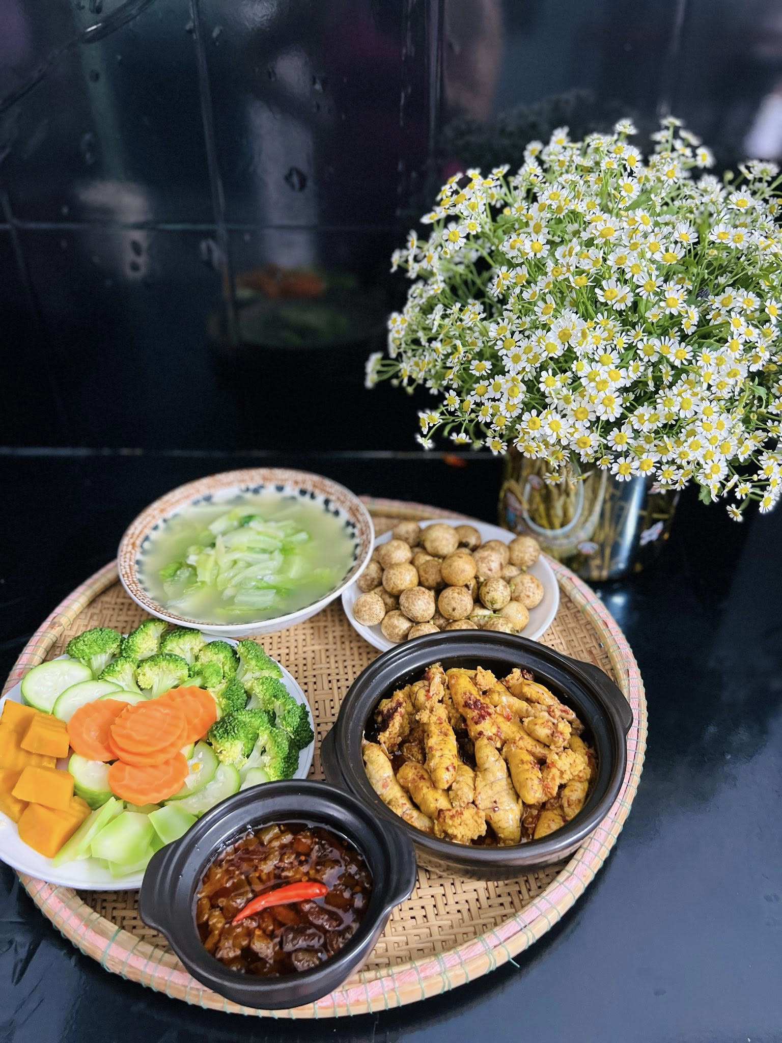 Trứng cá lóc kho tộ - Rau củ chấm kho quẹt - Canh xà lách - Nhãn&nbsp;