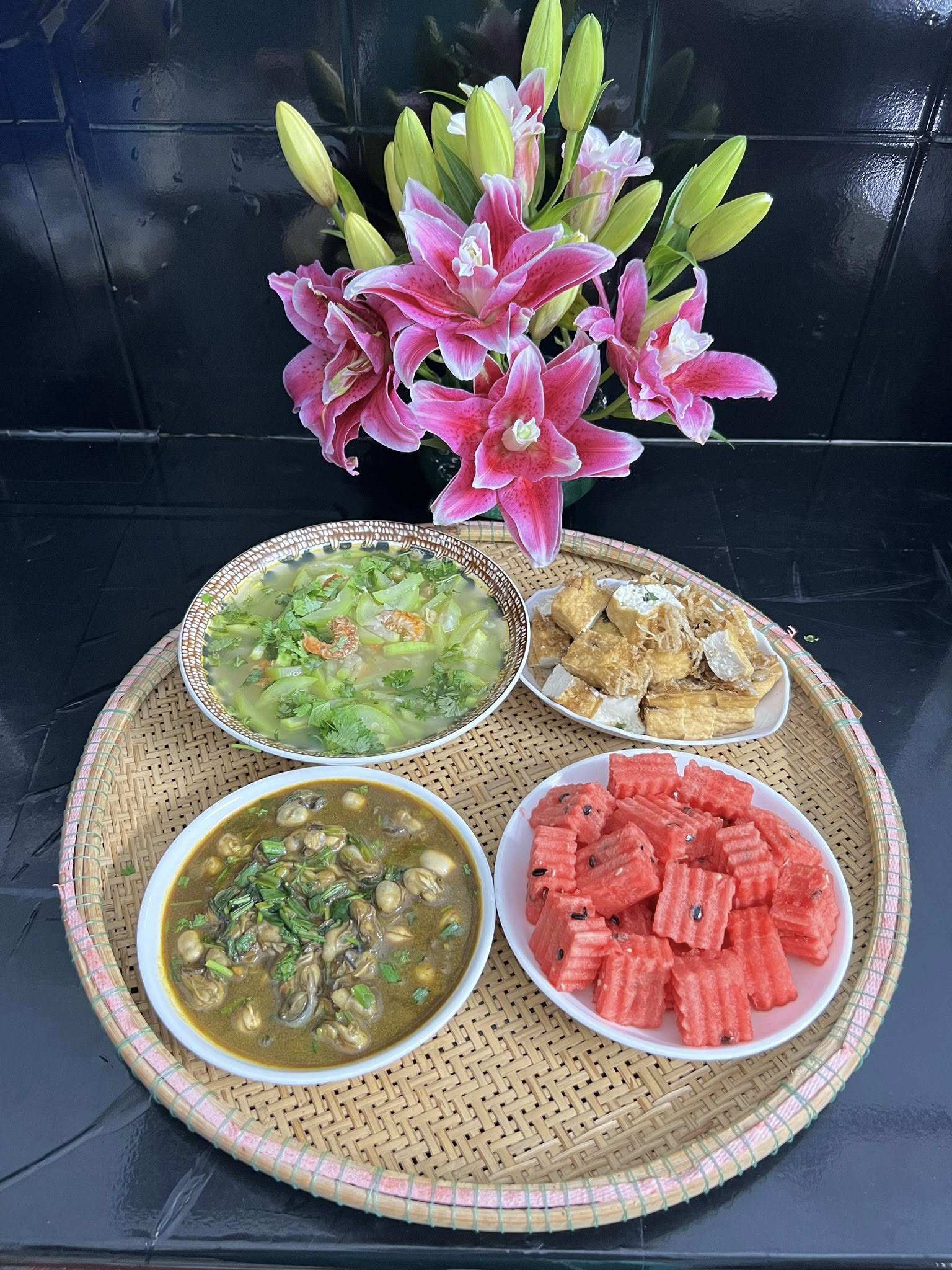 Hàu sữa xào - Đậu phụ chiên - Canh bầu tôm khô - Dưa hấu