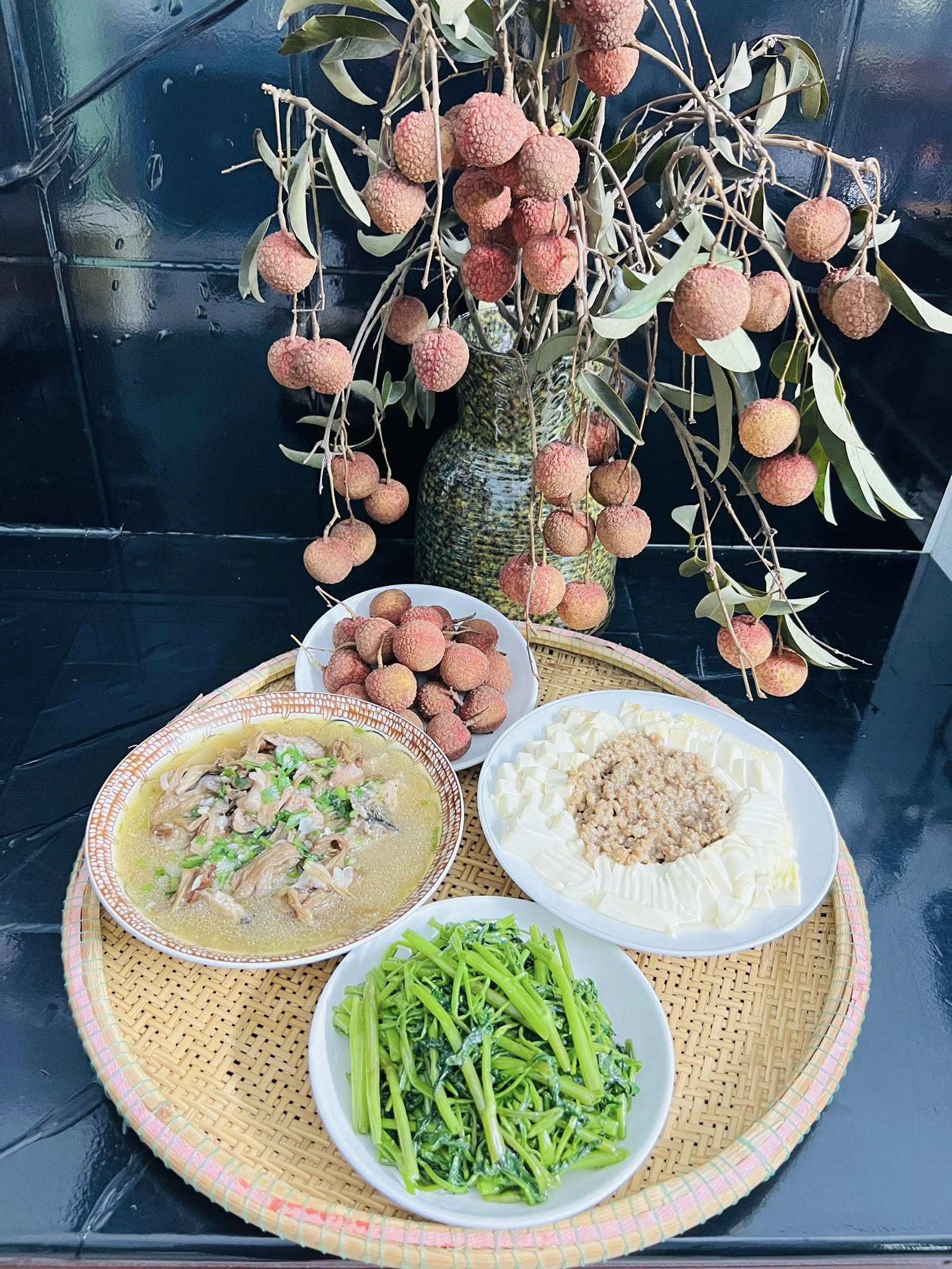 Đậu phụ non hấp thịt bằm - Môn muối nấu canh cá - Rau muống xào - Vải