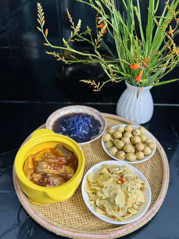 Cá rô phi kho - Măng xào - Canh bắp cải tím - Nhãn lồng
