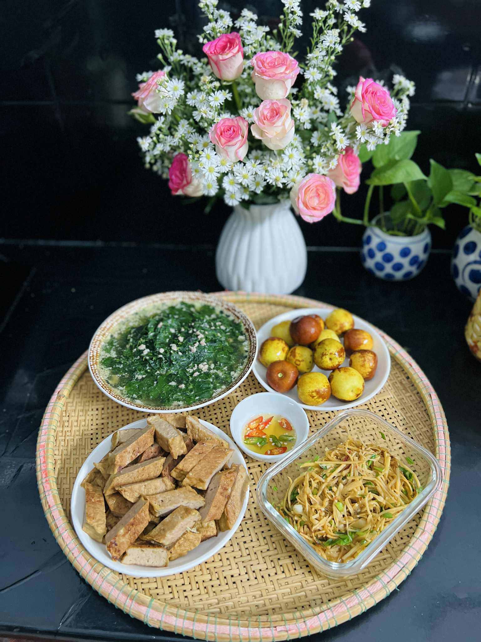 Chả mỡ - Măng xào - Canh rau ngót - Hồng táo