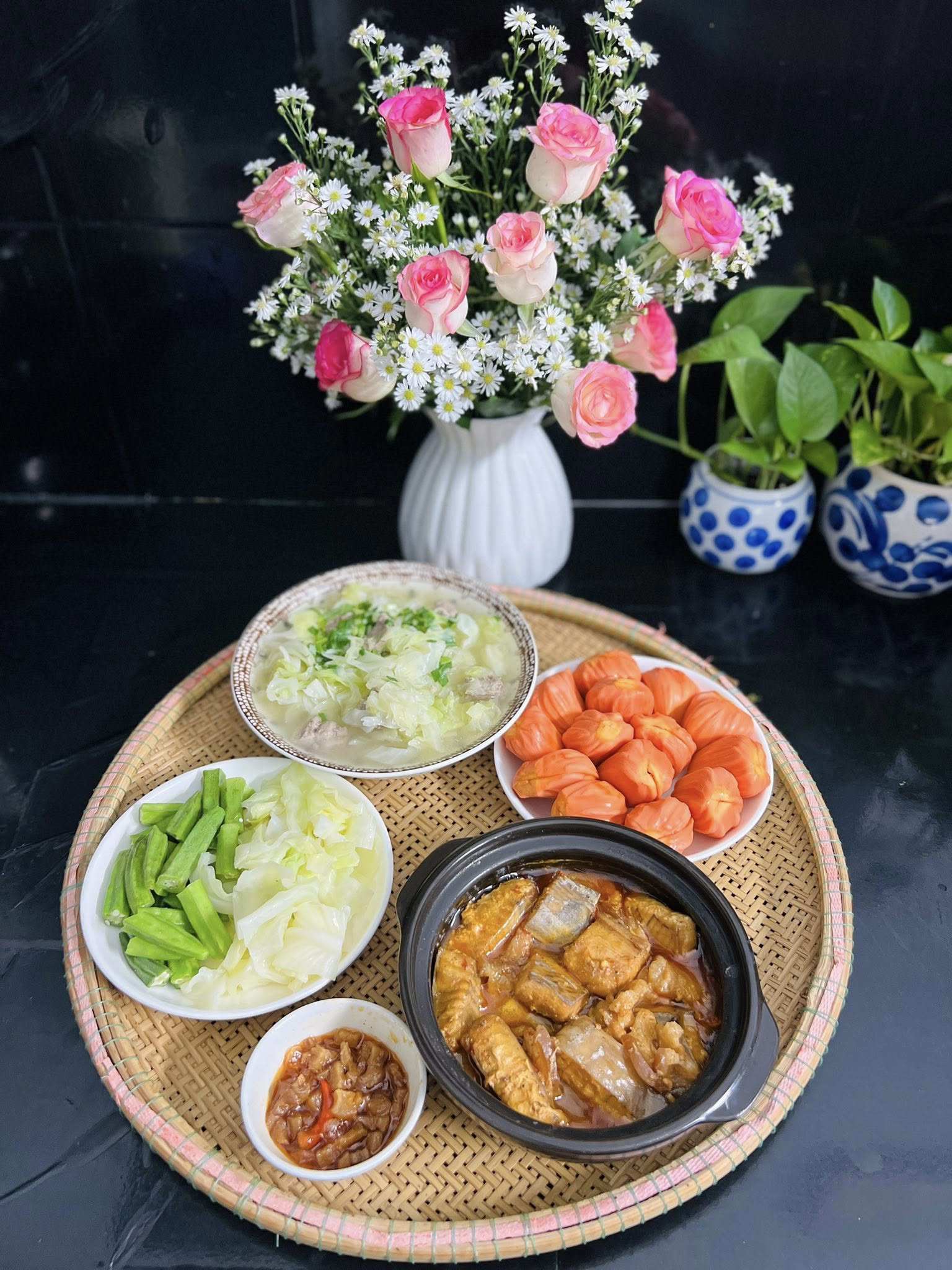 Lườn cá thu kho thịt ba rọi - Rau củ luộc chấm kho quẹt - Canh bắp cải - Mít đỏ