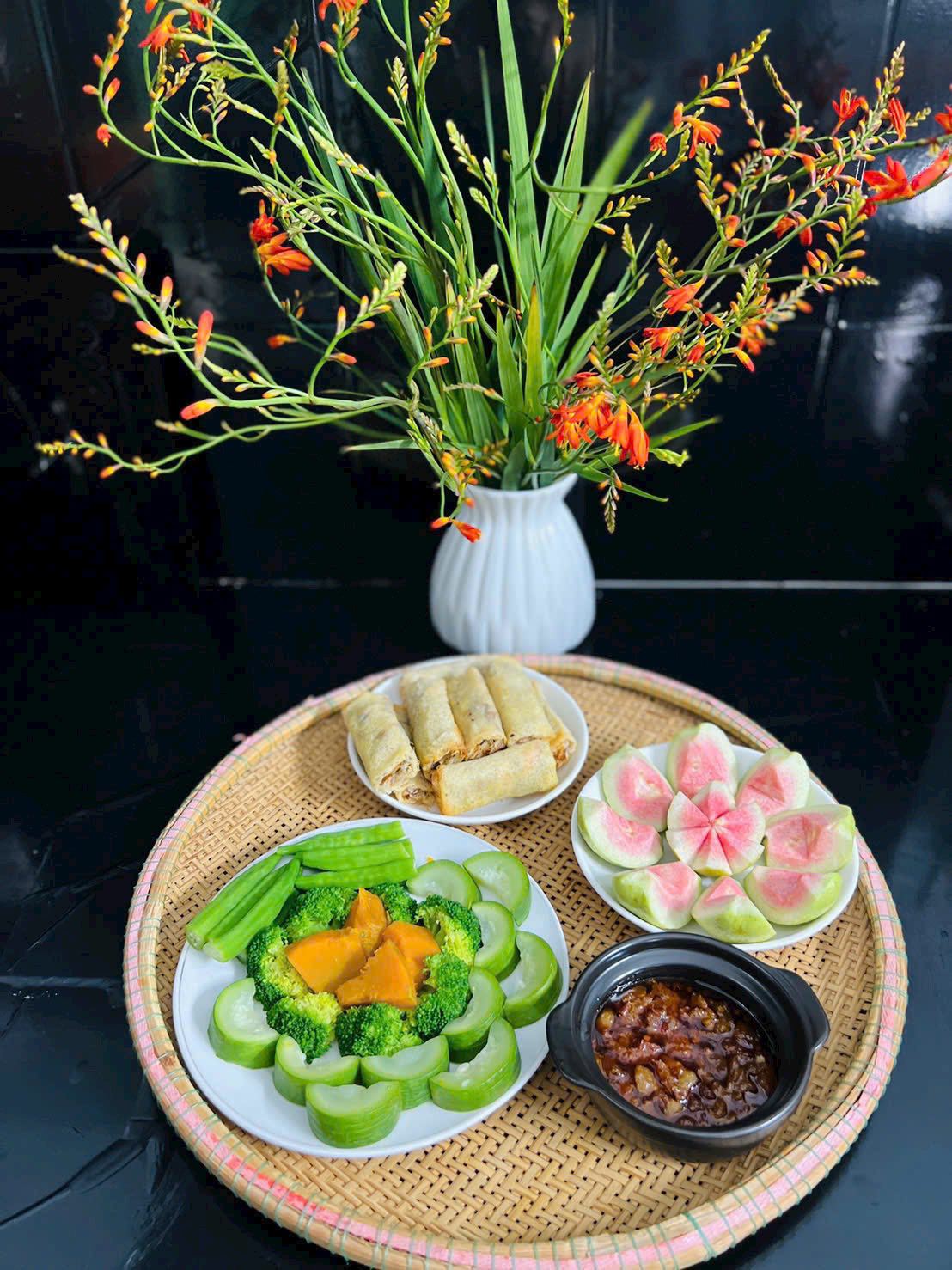 Chả giò - Rau củ chấm kho quẹt - Ổi&nbsp;