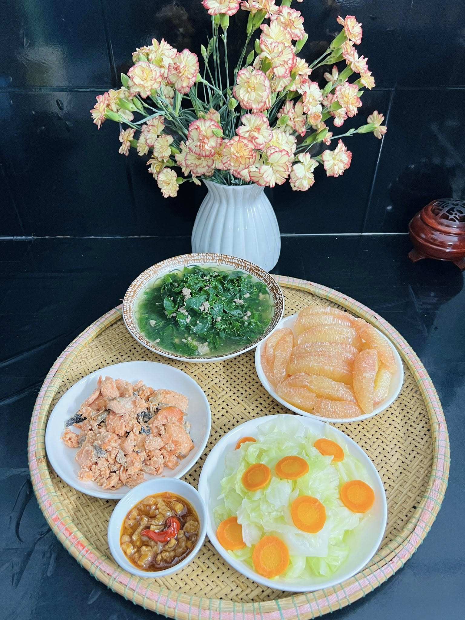 Cá hồi rim - Rau củ chấm kho quẹt - Canh rau ngót thịt bằm - Bưởi da xanh