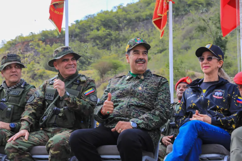 Tháp tùng ông Maduro tới thăm căn cứ quân sự có Bộ trưởng Quốc phòng Vladimir Padrino Lopez (trái) và Đệ nhất phu nhân Cilia Flores. Ảnh: AFP.