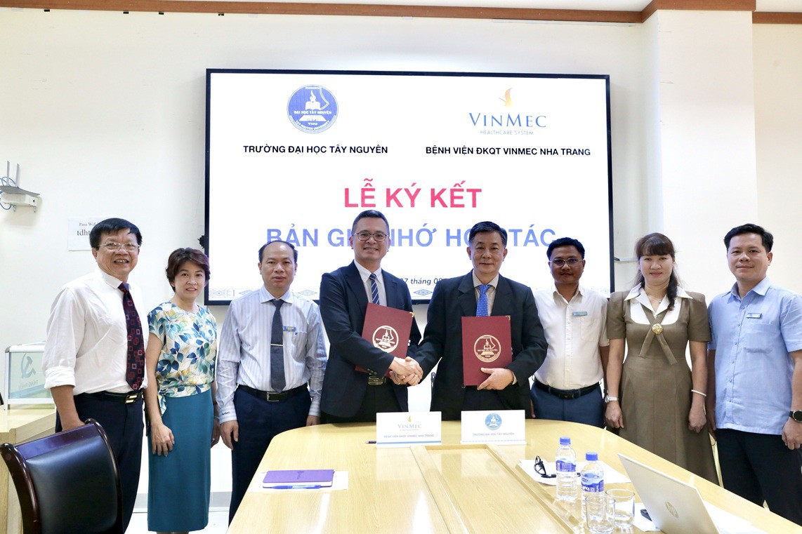 Đại diện Bệnh viện đa khoa Vinmec Nha Trang và Đại học Tây Nguyên kí kết hợp tác chiến lược nhằm góp phần nâng tầm chất lượng y tế khu vực