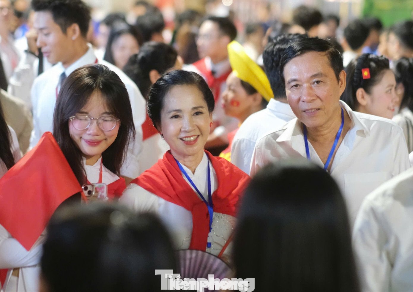 Nghệ sĩ ở mọi thế hệ hòa vào dòng người diễu hành.