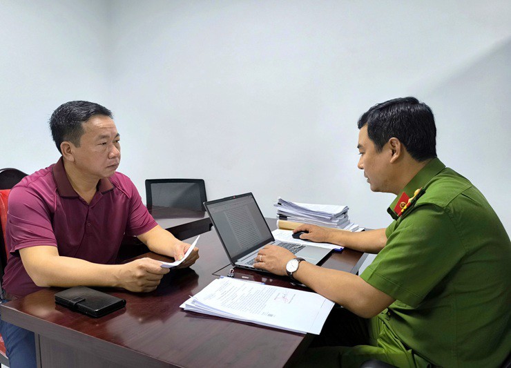 Cơ quan Công an làm việc với bị cáo Nguyễn Văn San về tội trốn thuế - Ảnh BCA