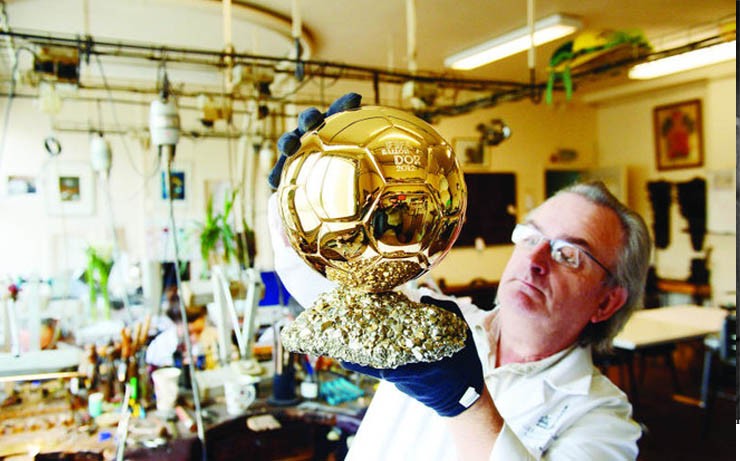 Chế tác Quả bóng Vàng là công việc đòi hỏi kỹ thuật cao