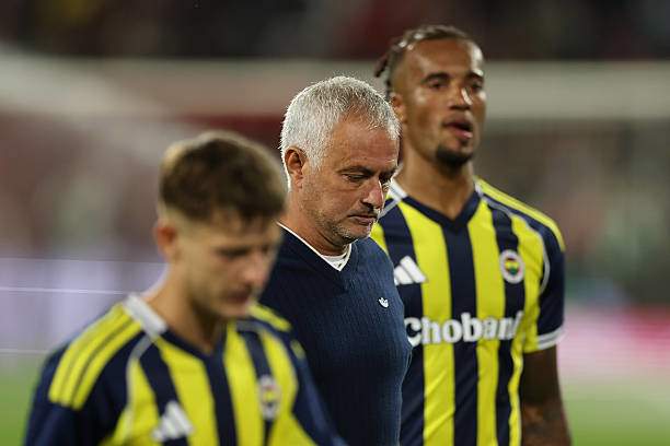 Mourinho chỉ trích khâu chuyển nhượng của Fenerbahce sau khi đội bị loại ở Champions League