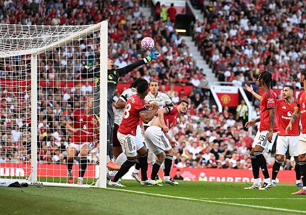 Arsenal đã 3 trận liên tiếp ghi bàn từ phạt góc