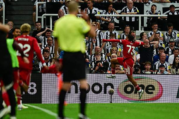 Liverpool 2 trận liên tiếp thắng nghẹt thở sau khi tự vứt đi cách biệt 2 bàn