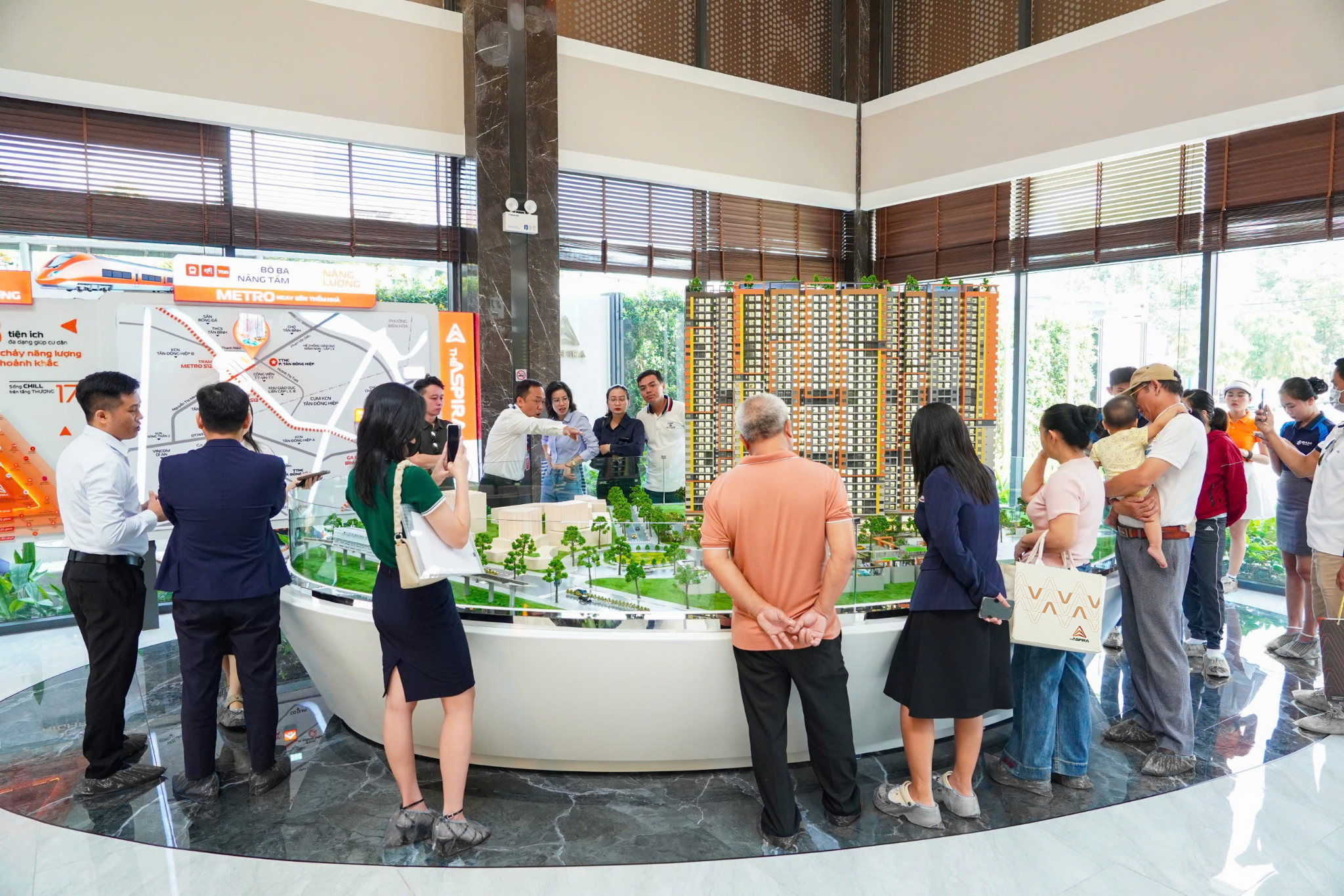 Khách tham quan sa bàn The Aspira tại Sales Gallery dự án