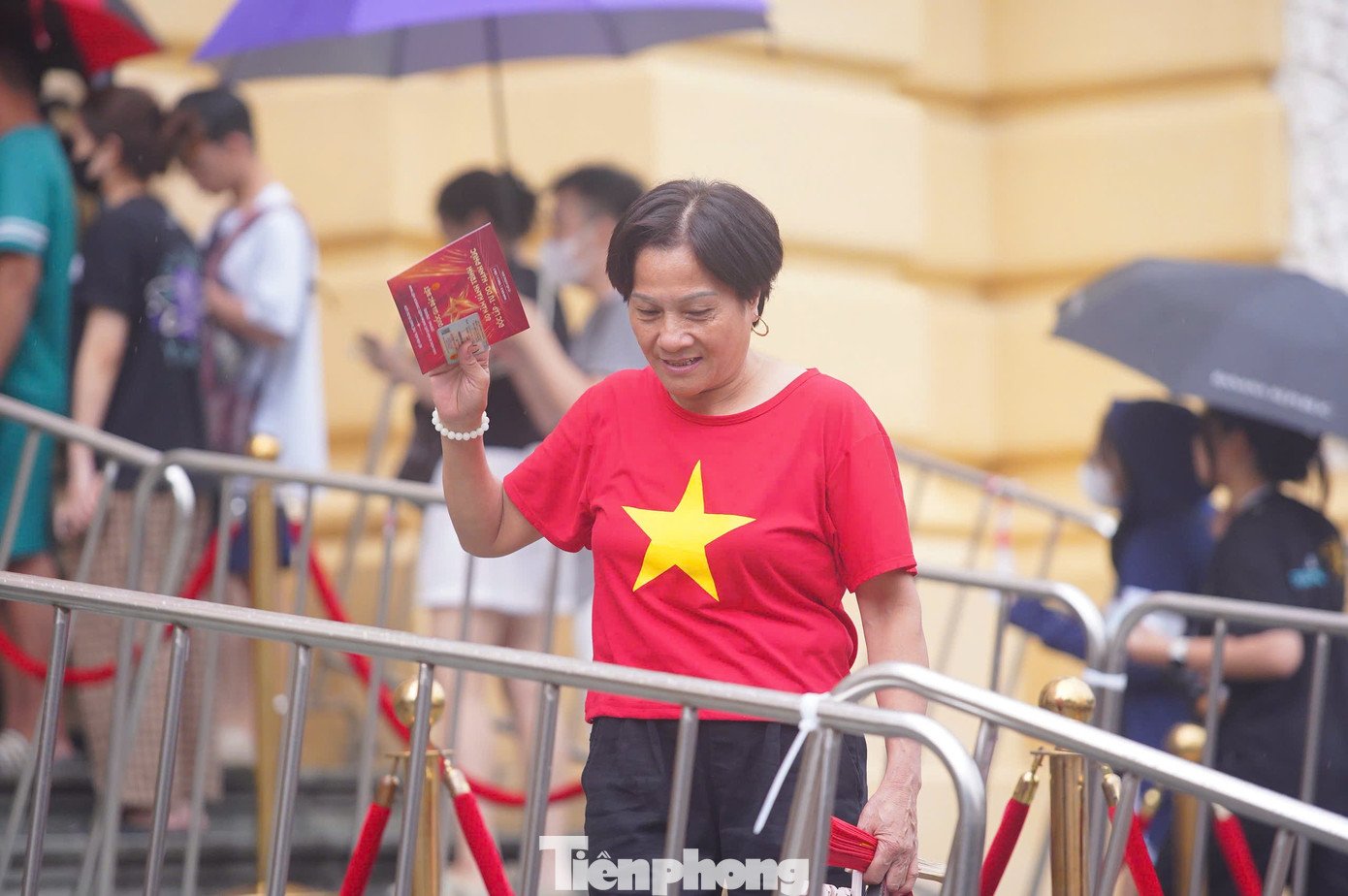 Niềm hân hoan của những người có vé được thể hiện khá rõ ràng. Ai nấy cũng vui vẻ nhận thành quả sau nhiều giờ chờ đợi mòn mỏi từ khuya đến sáng.