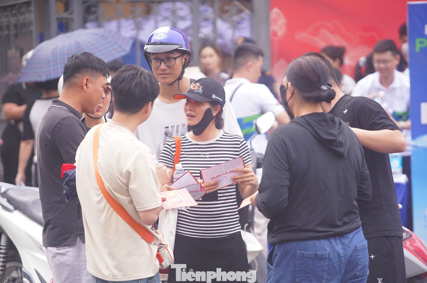 Tên tuổi của dàn nghệ sĩ khiến nhiều người phe vé bằng mọi cách thu mua vé concert để bán lại với giá cao hơn trên các nền tảng mạng xã hội.