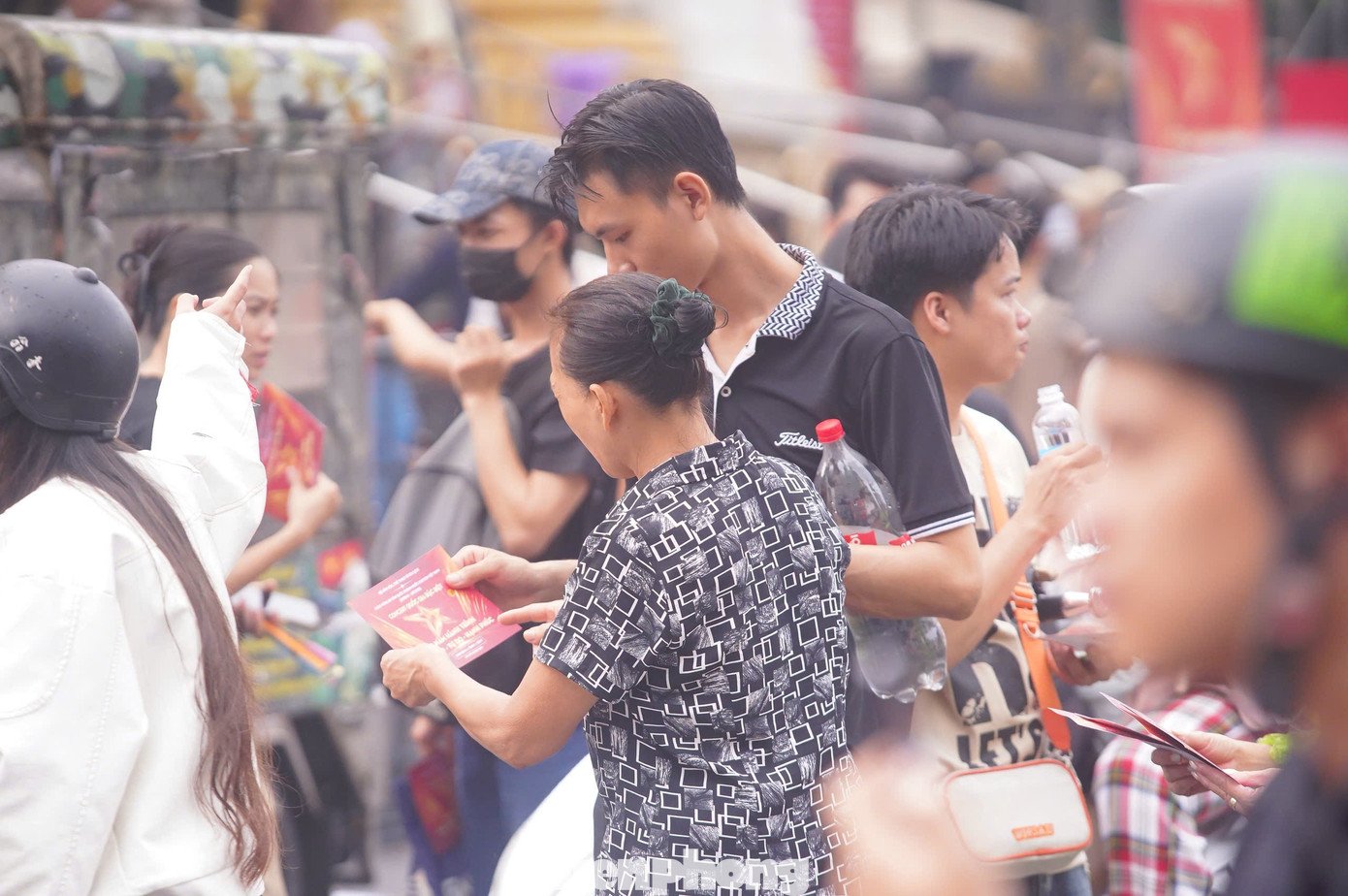 Tên tuổi của dàn nghệ sĩ khiến nhiều người phe vé bằng mọi cách thu mua vé concert để bán lại với giá cao hơn trên các nền tảng mạng xã hội.