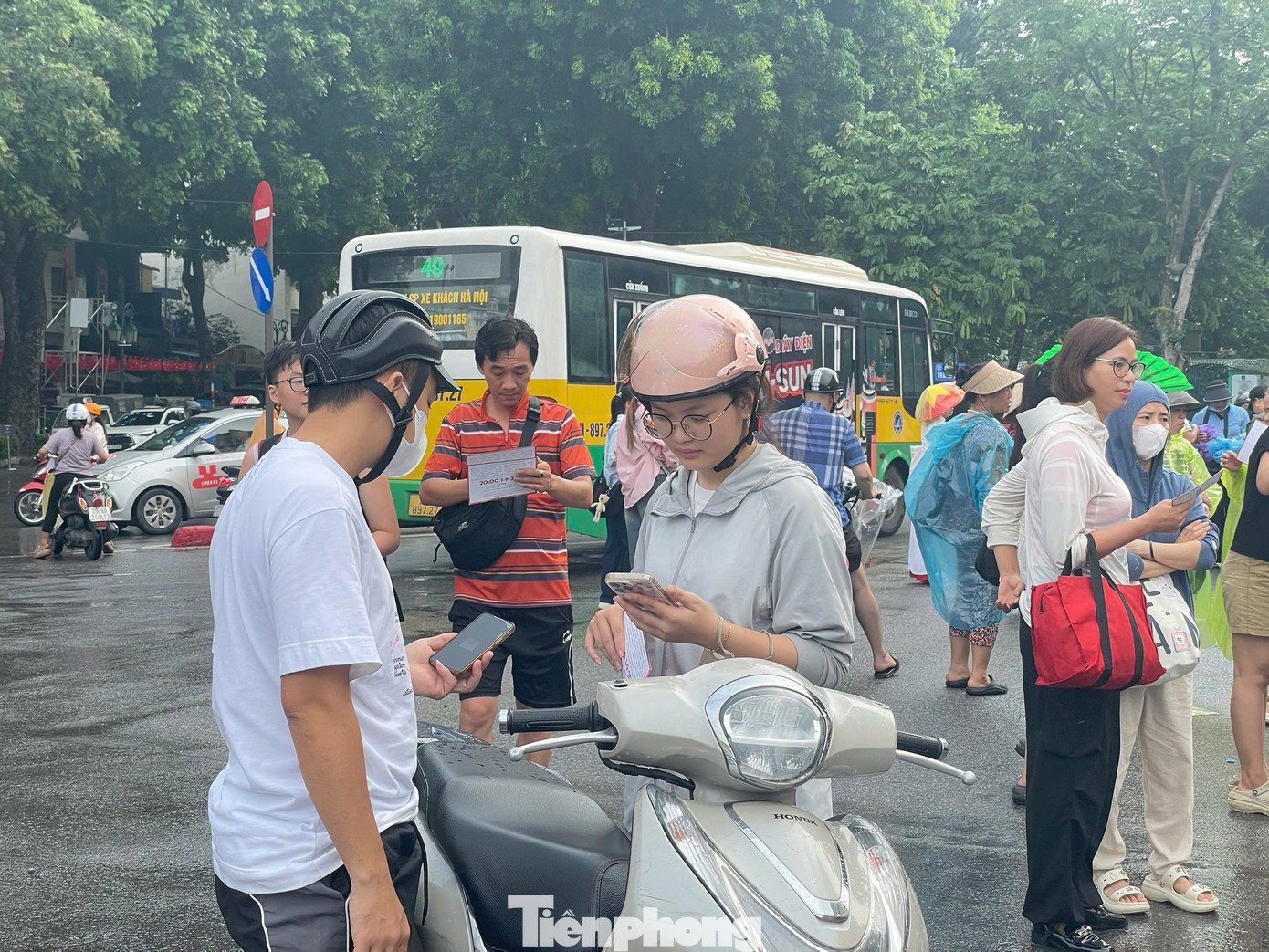 Tên tuổi của dàn nghệ sĩ khiến nhiều người phe vé bằng mọi cách thu mua vé concert để bán lại với giá cao hơn trên các nền tảng mạng xã hội.