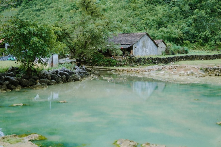 Hành trình đến Cao Bằng mở ra trước mắt du khách những cung đường uốn lượn quanh co, trong đó nổi bật nhất là đèo Khau Cốc Chà – nơi được ví như “thiên đường mây” của vùng đất biên viễn.Ảnh Thu Quỳnh