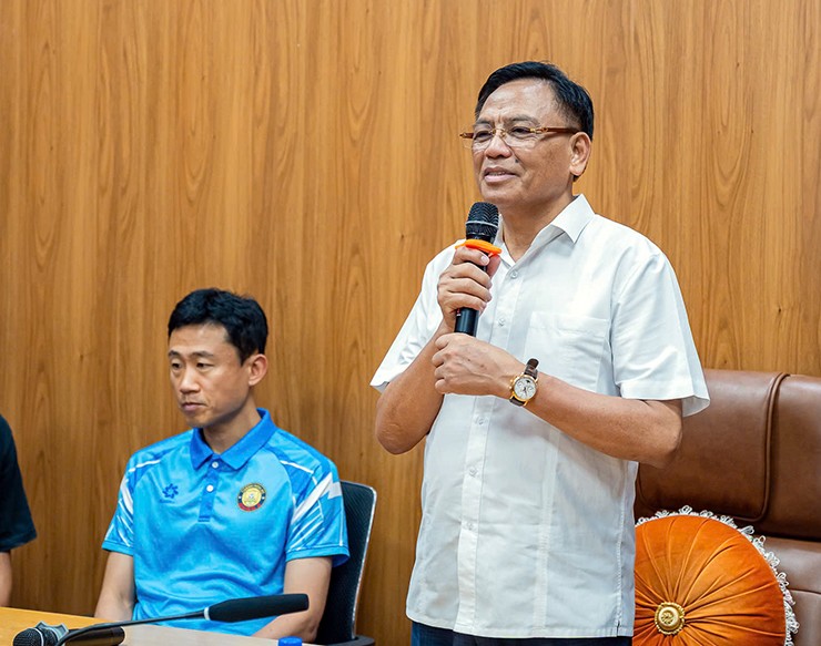 Bầu Đoan trong lễ ra mắt HLV Choi Won Kwon trước mùa giải V-League 2025/26.