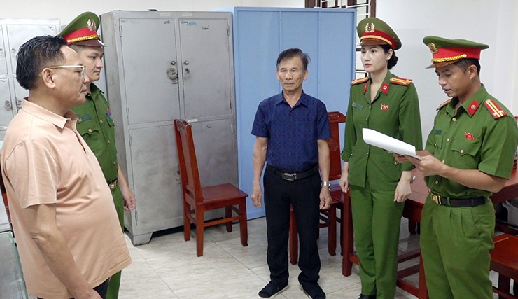 Cơ quan Cảnh sát điều tra Công an tỉnh Thanh Hoá thi hành Lệnh bắt ông Cao Tiến Đoan. Ảnh: Công an Thanh Hóa