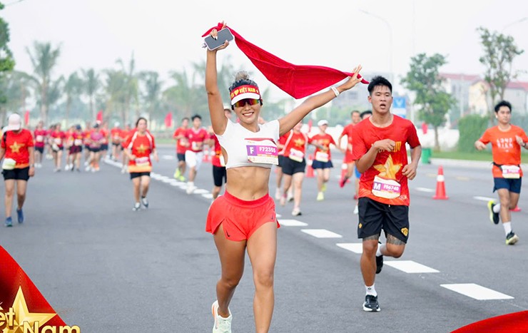 Hot girl làng gym vòng ba 99 cm vẫn muốn nâng cấp: Thúy Vi, Ngọc Lan "đọ dáng" - 2