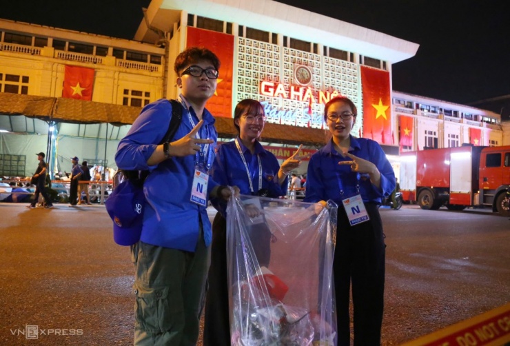 Tình nguyện viên dọn rác trước ga Hà Nội. Ảnh: Phạm Dự