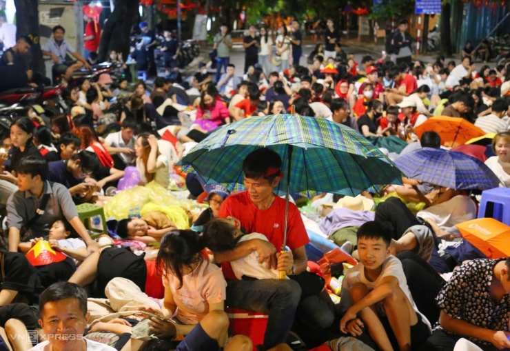 Em bé còn say ngủ trong vòng tay cha trên phố Lê Duẩn. Ảnh: Phạm Dự