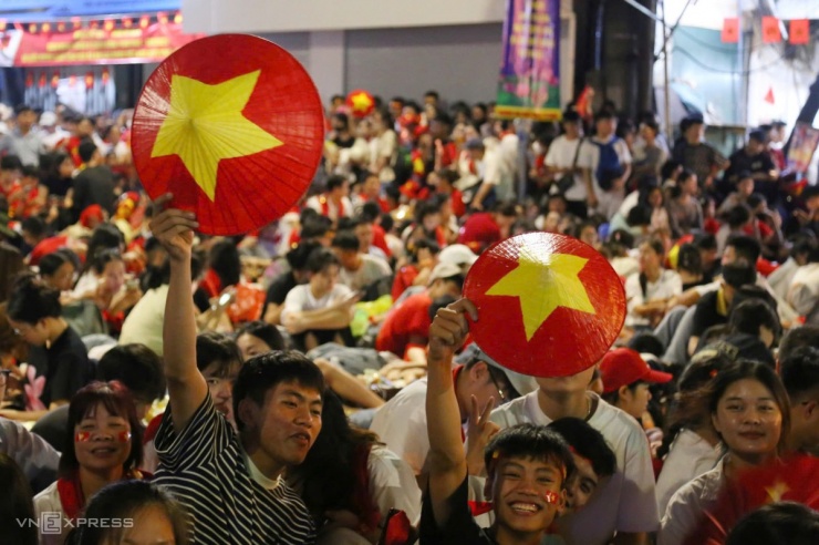 Người dân trên phố Lê Duẩn. Ảnh: Phạm Dự