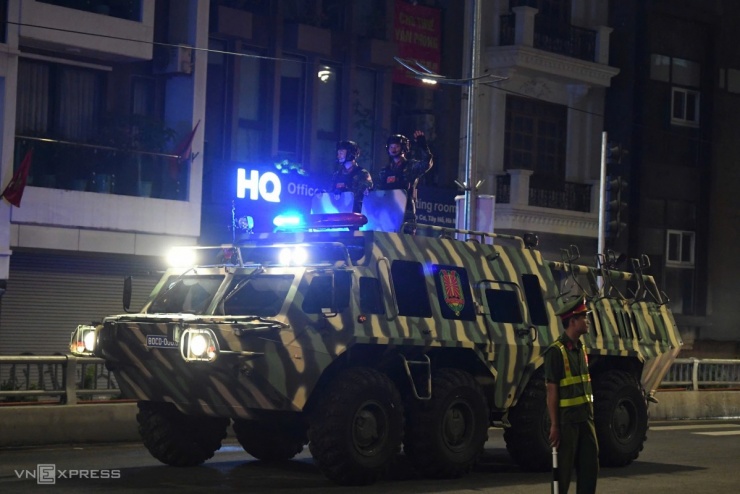 Xe chủng loại bán quân sự, cấu tạo từ thép đặc chủng, hoạt động trên mọi địa hình thực hiện nhiệm vụ đặc biệt như phòng chống bạo loạn, thiên tai và tìm kiếm cứu hộ cứu nạn. Ảnh: Ngọc Thành