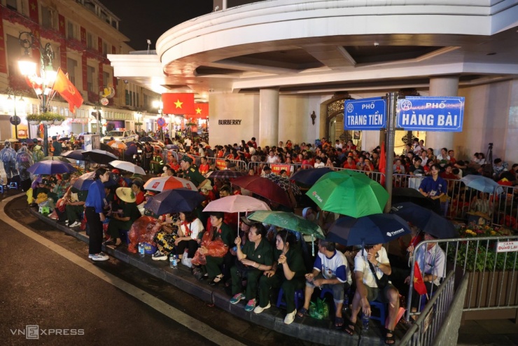 Ở góc phố Tràng Tiền - Hàng Bài, công an xếp một khu ưu tiên cho những người có công cách mạng và người lớn tuổi. Ảnh: Quỳnh Trần