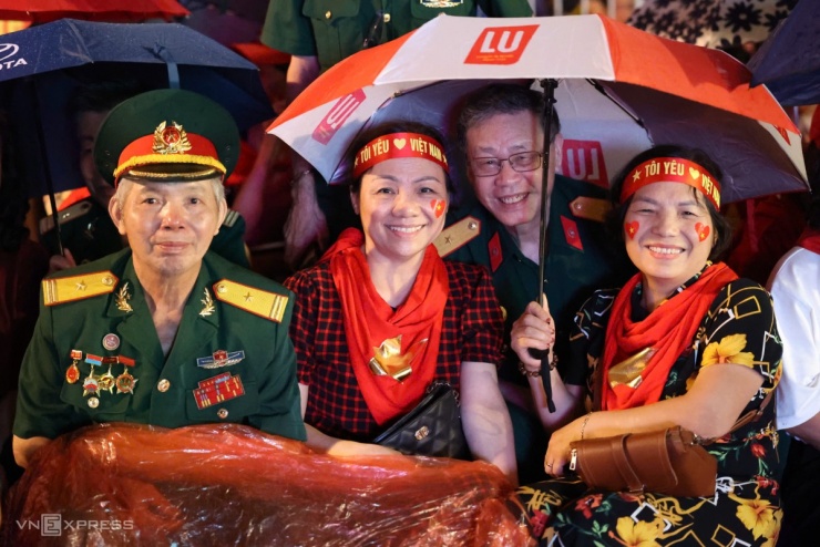 Nụ cười cựu binh trên phố. Ảnh: Quỳnh Trần