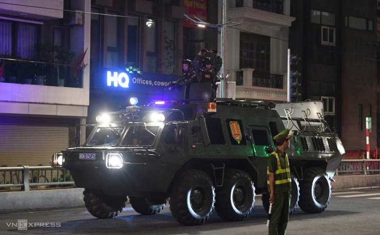 Chiến sĩ công an làm hình trái tim chào người dân. Ảnh: Ngọc Thành