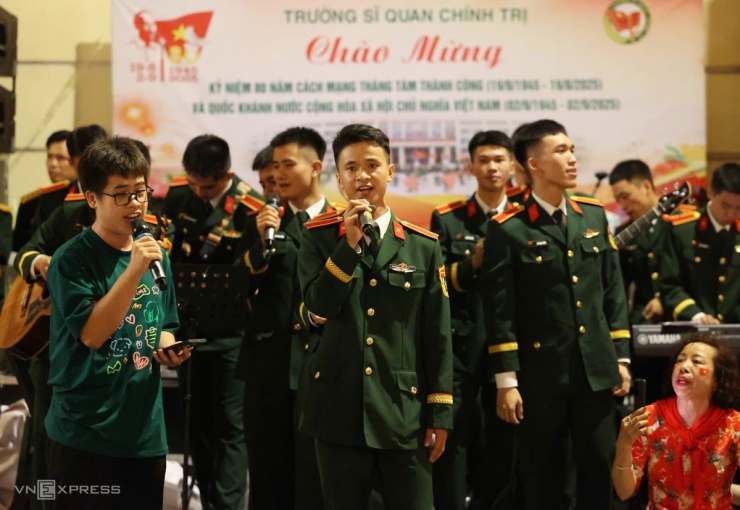 Các học viên quân đội giao lưu với người dân các ca khúc cách mạng. Ảnh: Trần Quỳnh