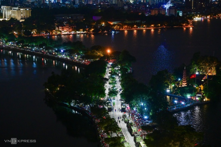 Đoàn xe xếp hàng dài trên đường Thanh Niên, hai bên là Hồ Tây, Hồ Trúc Bạch và chùa Trấn Quốc. Trong đoàn xe quân sự tập kết trên đường Thanh Niên có tổ hợp trinh sát được tích hợp trên xe bán tải có khả năng gây nhiễu, chống phương tiện bay không người lái cấp chiến thuật. Thiết bị có thể định hướng, nhận dạng, bắt bám và áp chế phương tiện bay không người lái. Ảnh: Giang Huy