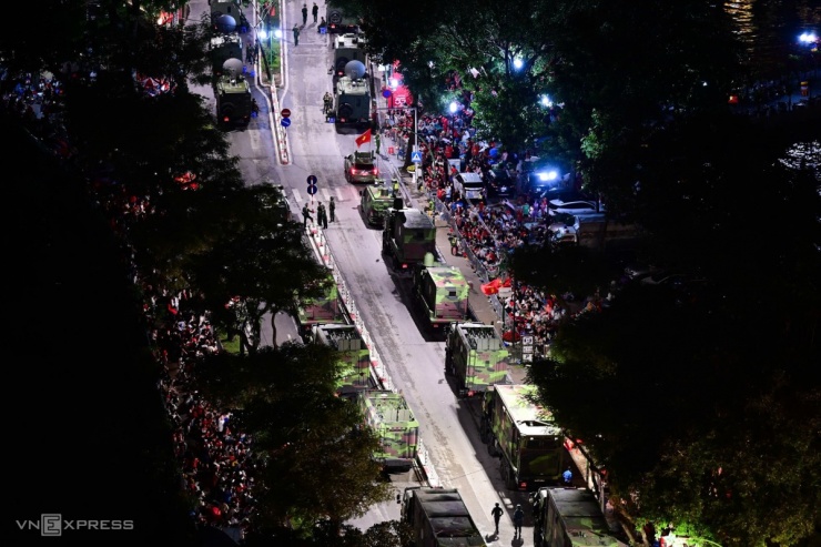 Ngoài ra, đoàn xe còn có khối xe tác chiến điện tử do Việt Nam nghiên cứu sản xuất, gồm xe chỉ huy, xe trinh sát gây nhiễu phương tiện bay không người lái, tổ hợp trinh sát gây nhiễu vô tuyến điện, siêu cao tần... vô hiệu hóa tín hiệu, gây nhiễu sóng, radar của đối phương, nâng cao hiệu quả chiến đấu. Ảnh: Giang Huy