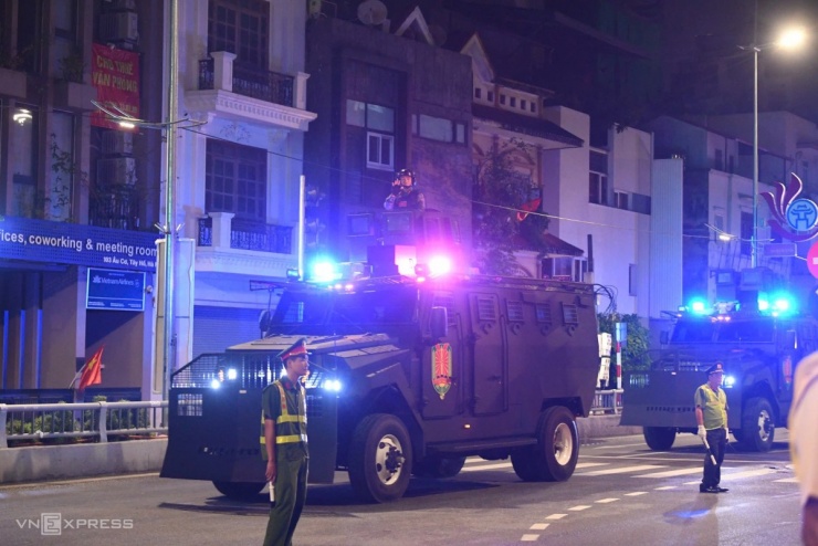 Khối xe bọc thép chống đạn trang bị cho cảnh sát đặc nhiệm có thể vượt chướng ngại vật, di chuyển nơi ngập nước sâu. Xe chống được nhiều loại đạn, bánh xe có thể tiếp tục di chuyển khi bị bắn thủng hoặc gặp sự cố trong thực hiện nhiệm vụ. Ảnh: Ngọc Thành