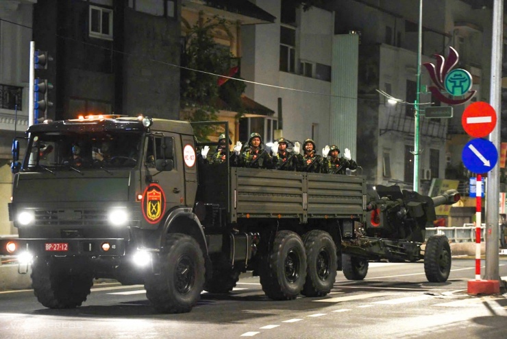 3h30 đoàn xe chở quân, kéo pháo và tên lửa di chuyển trên đường Âu Cơ về Ba Đình. Ảnh: Hoàng Anh