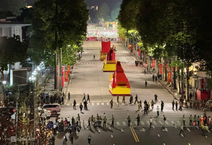 Các khối nghi trượng trên đường Hùng Vương. Ảnh: Ngọc Thành