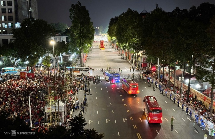 Ngã tư Hùng Vương- Nguyễn Thái Học rạng sáng 30/8. Ảnh: Ngọc Thành