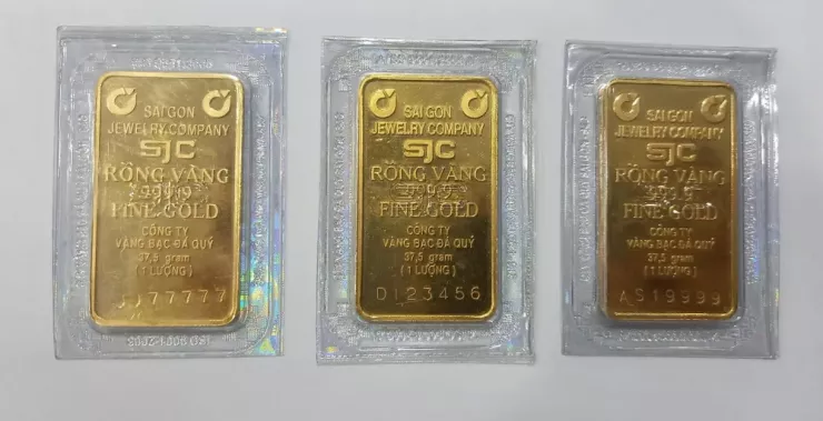 Trước ngày 10-10, Công ty SJC được phép gia công lại vàng miếng SJC bị trầy xước, hoặc bị đóng thêm các dấu hiệu, ký hiệu không phải của công ty này. Ảnh: MINH TRÚC