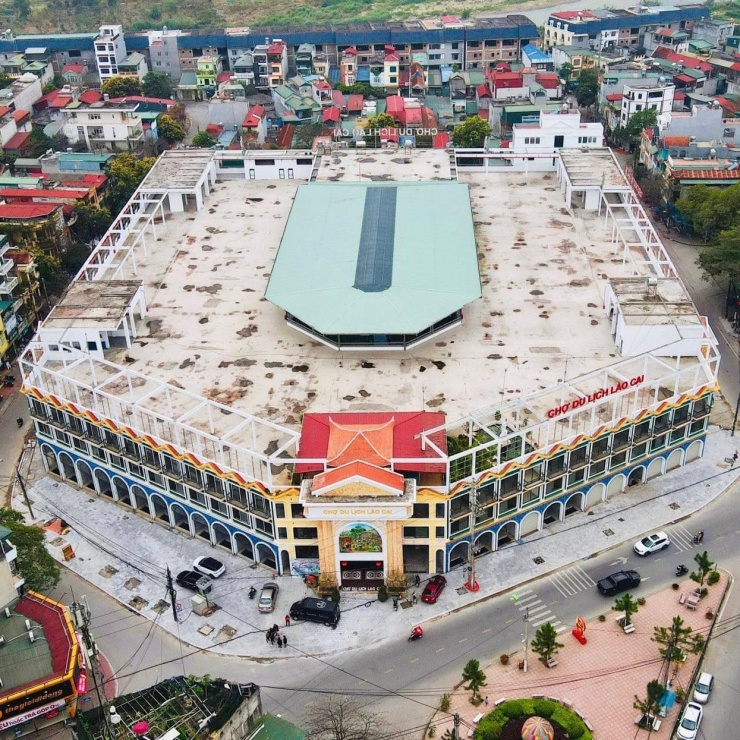 Toàn cảnh Chợ Du lịch Lào Cai nhìn từ trên cao. Ảnh: Chợ du lịch Lào Cai