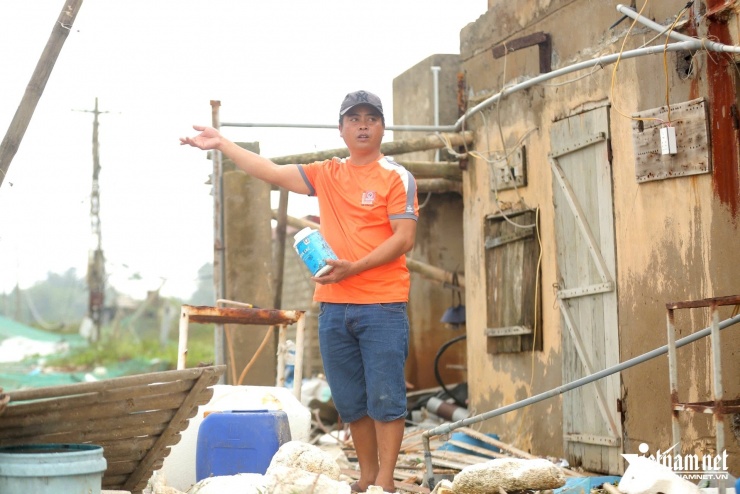 Chỉ trong vài tiếng đồng hồ, 9 ao nuôi tôm của gia đình anh Hiệp bị phá tan. Ảnh: Lê Dương